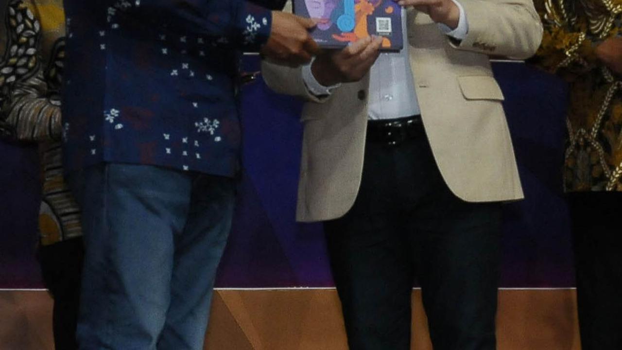 Di kesempatan yang sama, CEO Kapan Lagi Youniverse (KLY) Steve Christian juga memberikan buku merdeka.com vol. 8 kepada Mendag Zulkifli Hasan pada ajang Merdeka Award 2023.