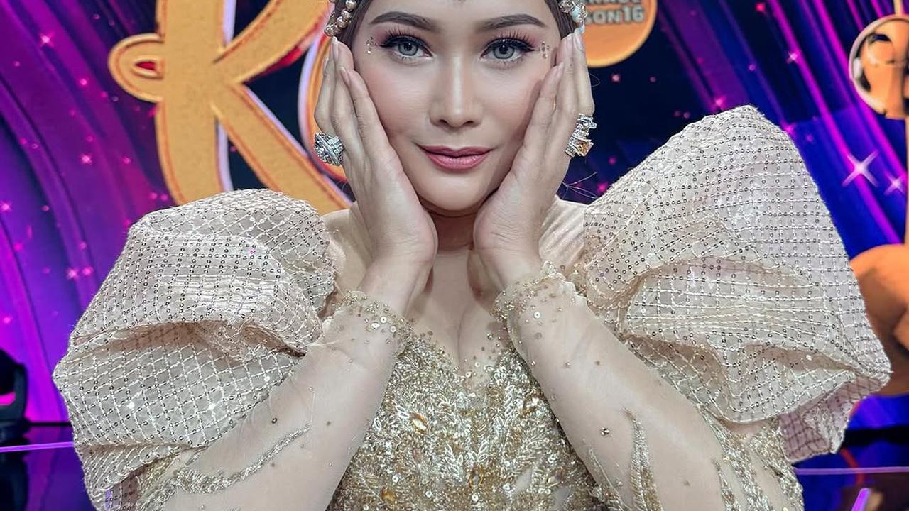 Bikin Salfok, Intip  Gaya Makeup dan Fashion Cetar Inul Daratista di Atas Panggung,