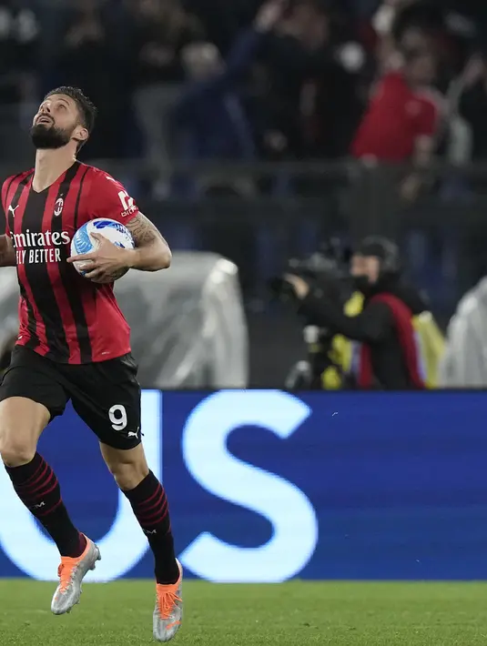 <p>Penyerang AC Milan, Olivier Giroud berselebrasi usai mencetak gol ke gawang Lazio pada pertandingan lanjutan Liga Serie A Italia di Stadion Olimpiade Roma, Italia, Senin (25/4/2022). Kemenangan ini mengantar AC Milan naik ke peringkat pertama dengan 74 poin. (AP Photo/Andrew Medichini)</p>