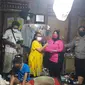 Sembako Untuk Warga Bantaran Rel Kereta di Wonogiri (Dewi Divianta/Liputan6.com)