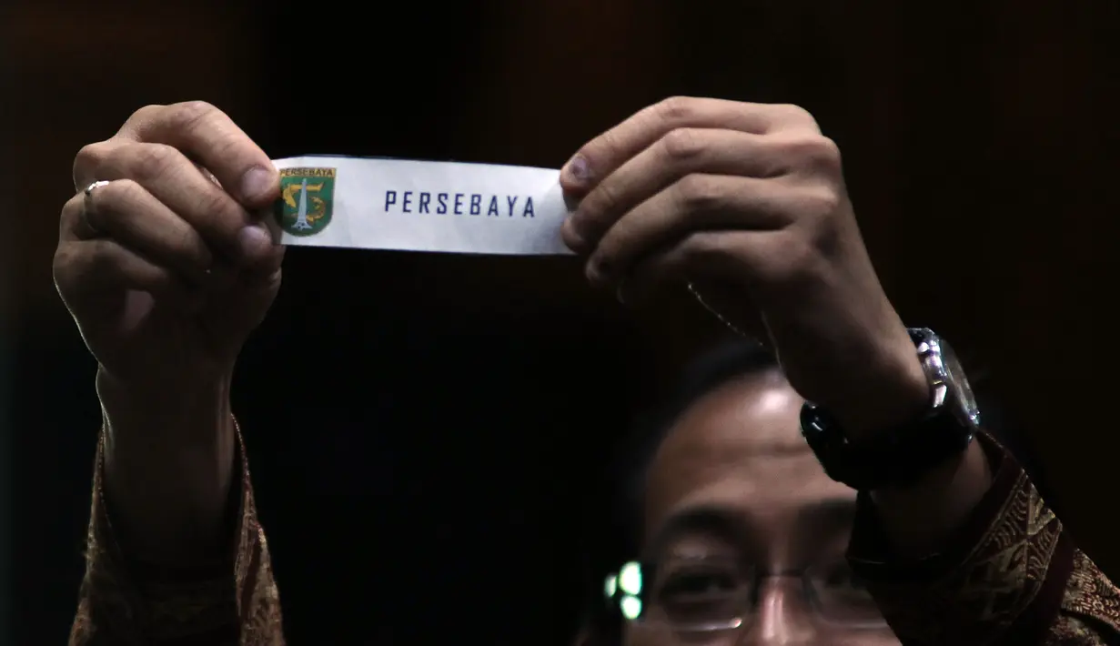 Perwakilan PWC mengangkat hasil undian peserta Babak 8 Besar Piala Presiden 2018 saat pengundian di Jakarta, Rabu (31/1). Babak 8 Besar Piala Presiden 2018 berlangsung di Solo pada 3-4 Februari. (Liputan6.com/Helmi Fithriansyah)