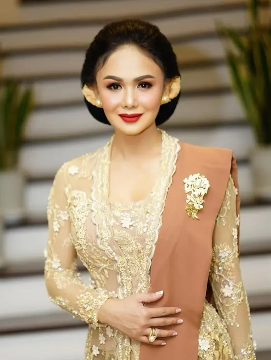 Warna nude memiliki kesan mewah, seperti tampilan ala perempuan ningrat dengan kebaya berselendang dan aksesori nuansa emas (Foto: @yunishara36)