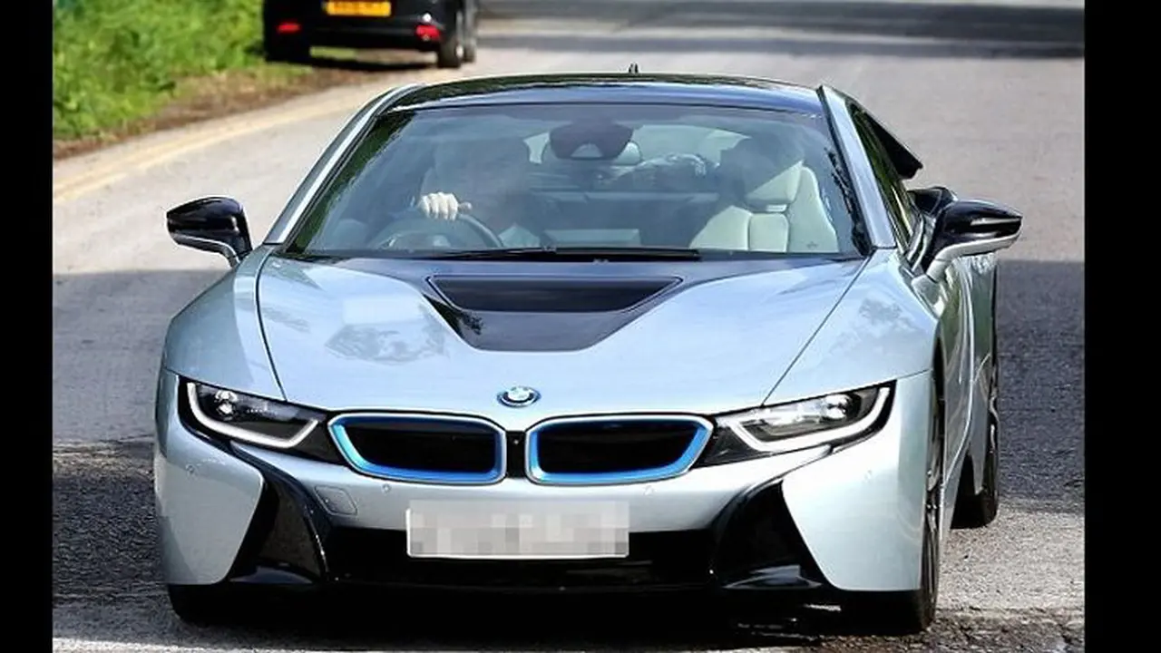Pergi ke Latihan Perdana MU, Rooney Kembali Pamer BMW i8