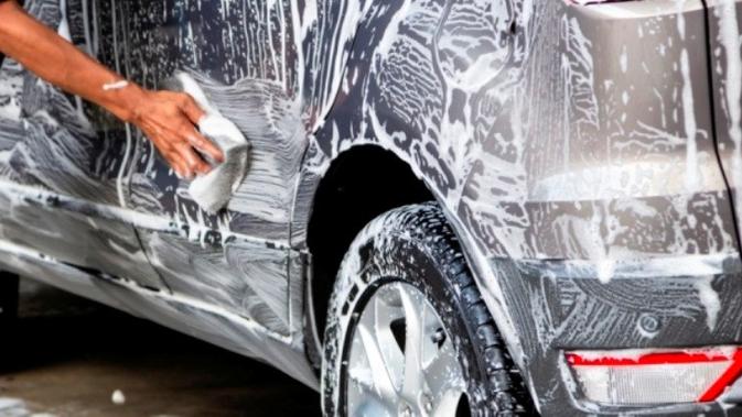 Cara Aman Cuci Mobil Listrik Sendiri di Rumah: Lindungi Komponen Vital