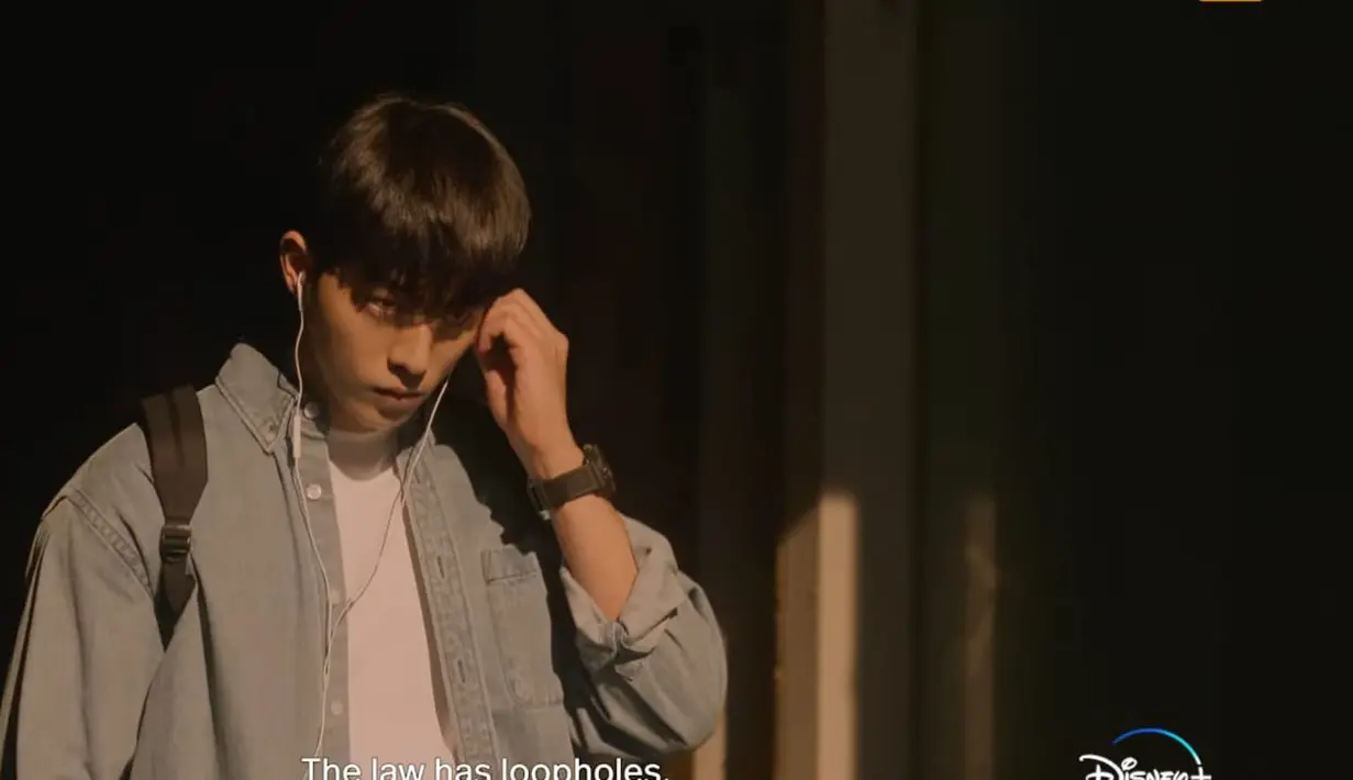Teaser tersebut diakhiri dengan transformasi Kim Ji Yong dari pahlawan gelap Vigilante kembali menjadi dirinya yang biasa. (Foto: Disney+ Hotstar)