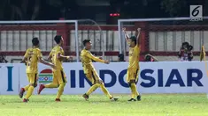 Pemain Bhayangkara FC, M Hargianto (kanan) merayakan gol ke gawang Mitra Kukar pada lanjutan Go-Jek Liga 1 Indonesia 2018 bersama Bukalapak di Stadion PTIK Jakarta, Kamis (17/5). Babak pertama Bhayangkara FC unggul 1-0. (Liputan6.com/Helmi Fithriansyah)