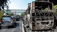 Kondisi Bus Transjakarta yang terbakar di Halte UI Salemba, Jakarta, Jumat (3/7). Bus Koridor V jurusan Ancol-Kampung Melayu tersebut terbakar sekitar pukul 08.30 WIB dan tidak menelan korban jiwa. (Liputan6.com/Faizal Fanani)