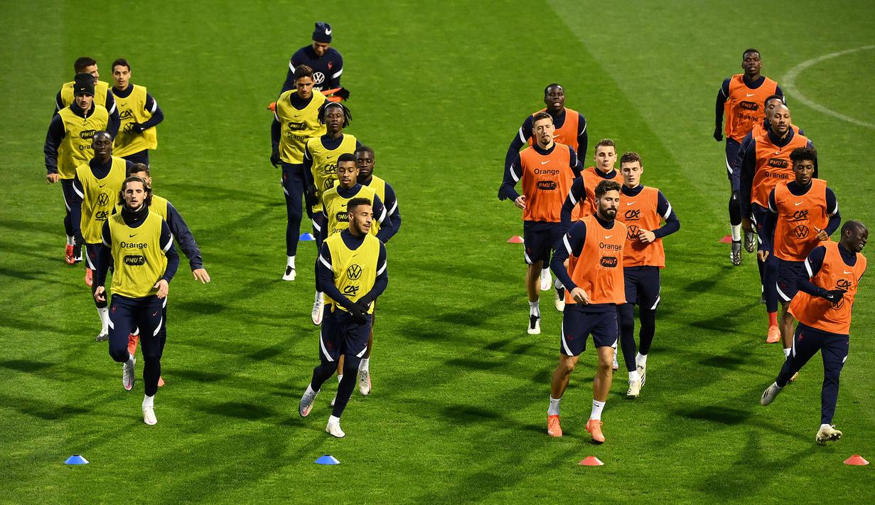 Pemain Prancis saat mengikuti latihan jelang laga lanjutan UEFA Nations League 2020/2021 di Stadion Maksimir, Kroasia, Rabu (14/10/2020). Prancis akan menghadapi Kroasia. (AFP/Franck Fife)
