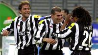 Gelandang Juventus, Zinedine Zidane, merayakan gol yang dicetaknya ke gawang Verona pada laga Serie A di Stadion Delle Alpi, Turin, Minggu (26/11/2000). (EPA/Lobera)