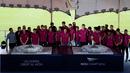 Pemain Barcelona berpose di dekat Maket proyek pemugaran Stadion Camp Nou , Barcelona, Spanyol (21/4). Barcelona membutuhkan biaya sebesar €600 juta dengan kapasitas stadion akan dinaikkan menjadi sebesar 105 ribu penonton. (REUTERS/Albert Gea)