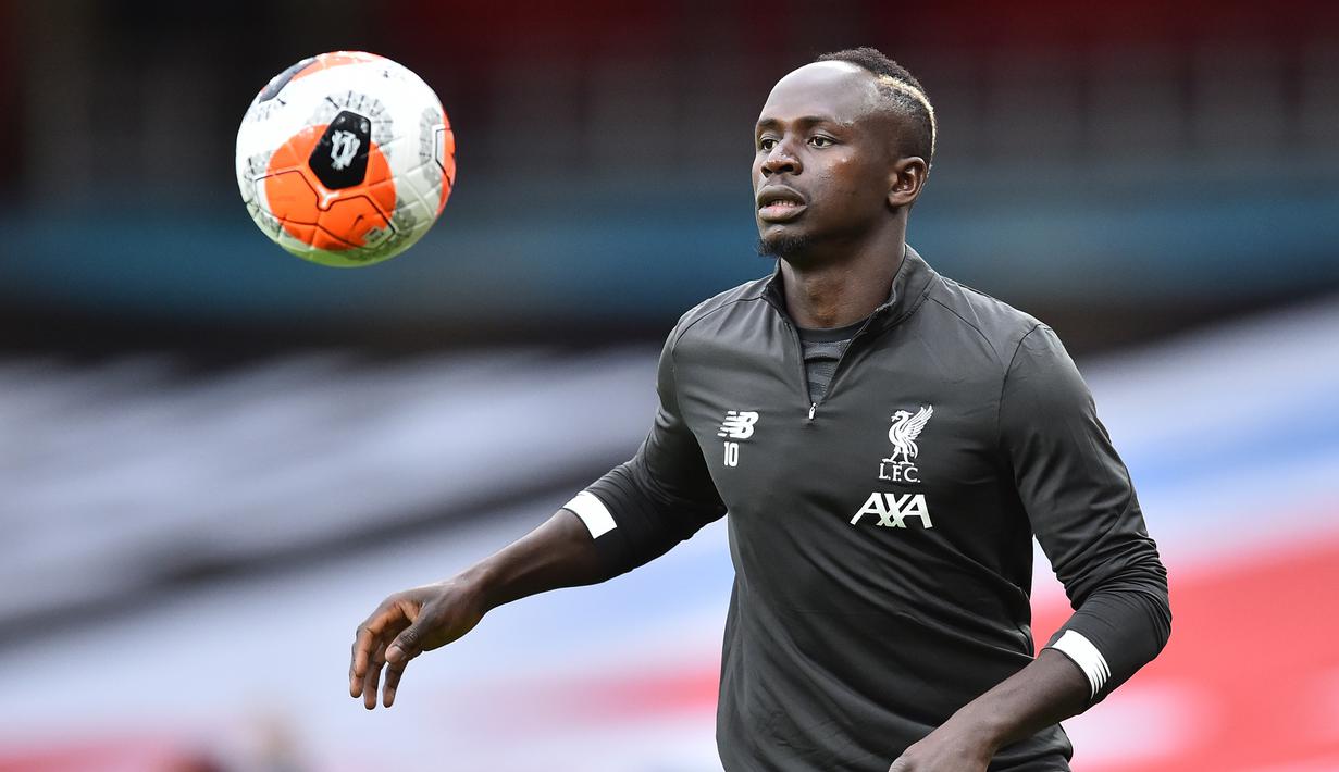 2. Sadio Mane - Musim ini Mane tampil impresif dan membawa Liverpool meraih gelar juara Premier League 2019/2020. Mane tercatat menorehkan 18 gol dan 9 assist dari 35 laganya bersama Liverpool musim ini. (Glyn Kirk/pool)