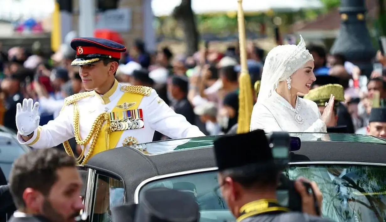 Anisha juga mengenakan anting-anting dan kalung berlian yang menakjubkan dengan liontin besarnya. [Foto: Instagram/thebridestory]