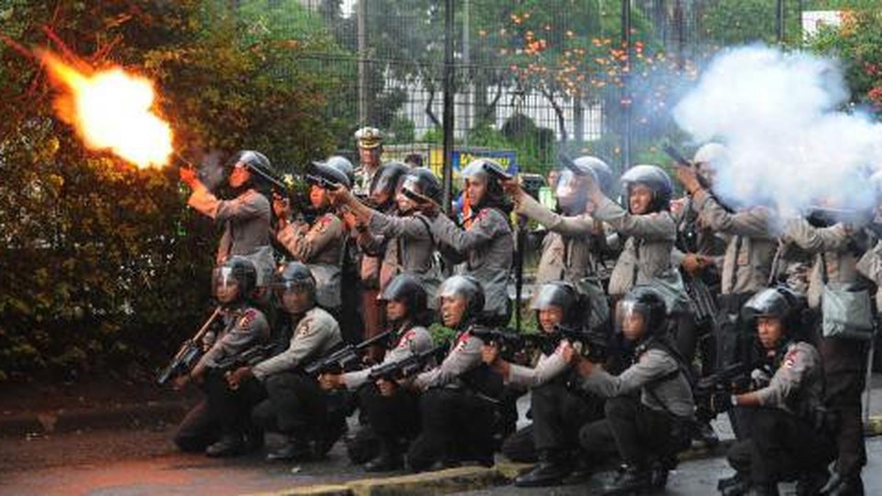 Gas air mata, musuh para demonstran