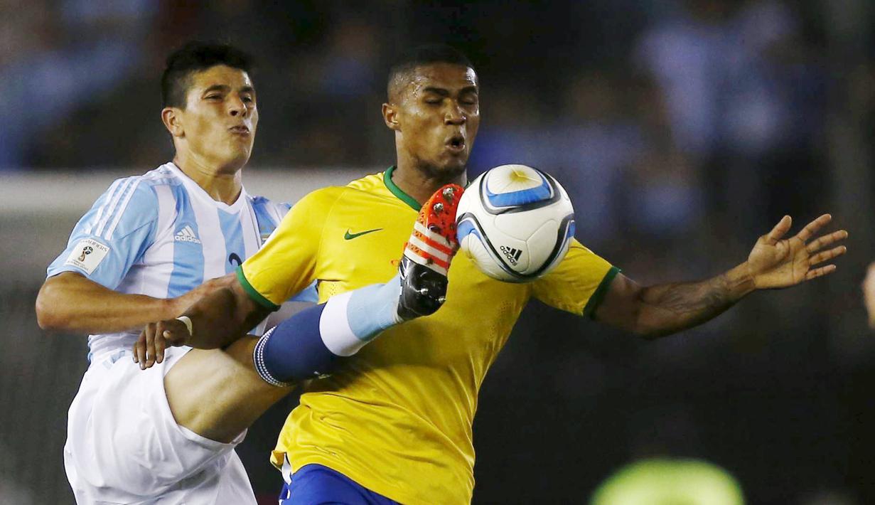 Pemain Brasil Douglas Costa (kanan) berebut bola dengan pemain Argentina Facundo Roncaglia pada laga Pra-Piala Dunia 2018 zona CONMEBOL di Stadion Monumental Antonio Verspucio Liberti,Buenos Aires,Sabtu (14/11/2015) WIB.(REUTERS/Marcos Brindicci)