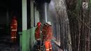 Petugas berusaha memamkan api yang membakar area kantin kampus Institut Ilmu Sosial dan Ilmu Politik (IISIP), Jakarta, Sabtu (24/8/2019). Api diduga berasal dari hubungan pendek arus listrik. (Liputan6.com/Immanuel Antonius)