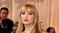 Jennifer Lawrence Kejutkan Karpet Merah Golden Globes 2026, Seksi dengan Gaun Transparan