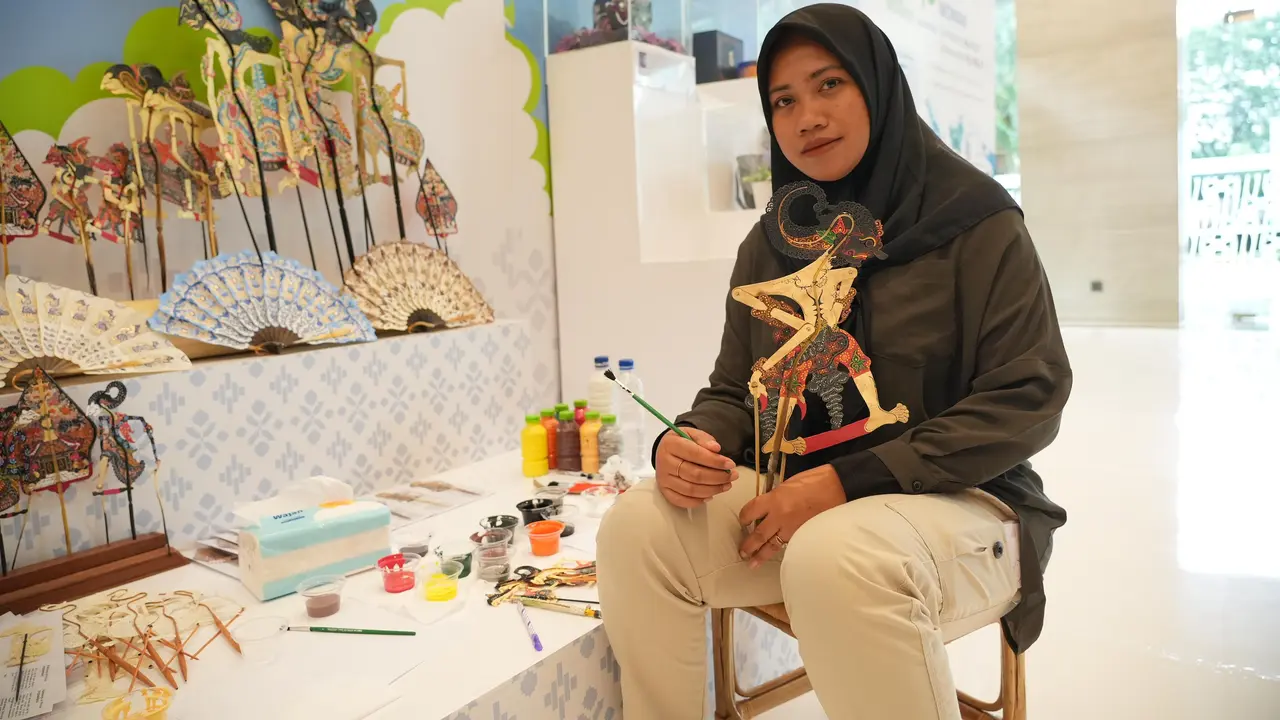 Annis, pengelola usaha kerajinan wayang yang menjadi daya tarik utama pariwisata budaya di Desa Wukirsari.