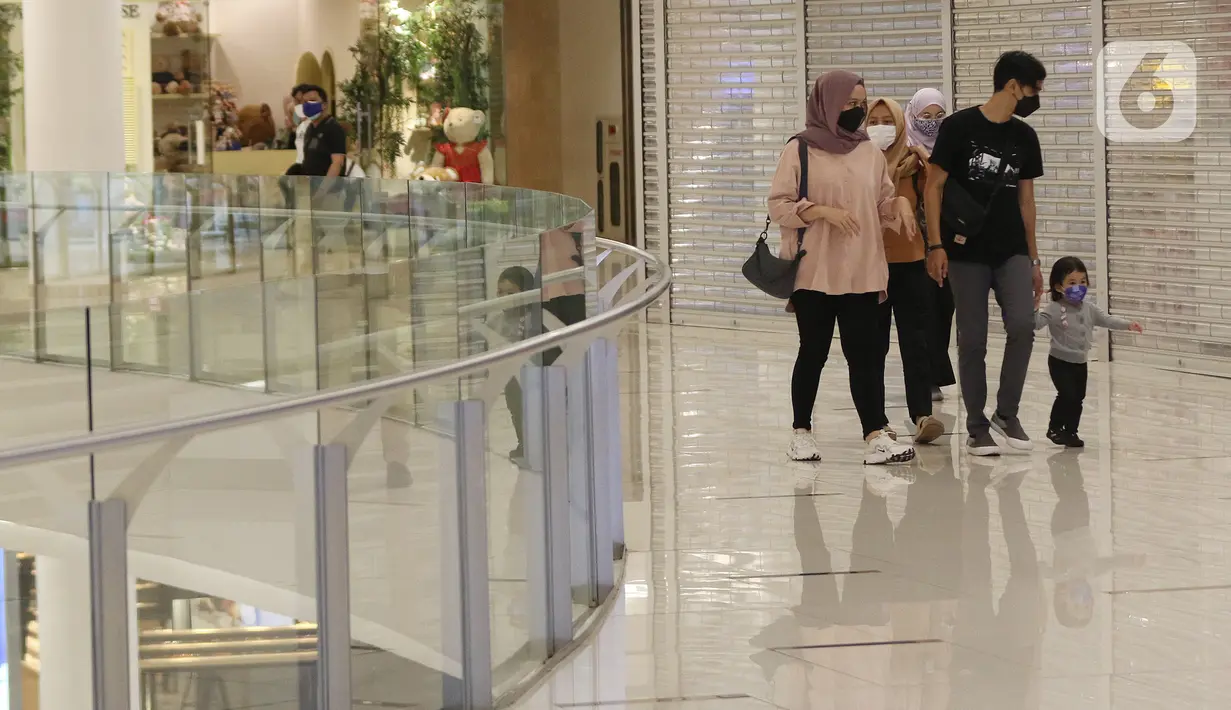 Warga mengunjungi pusat perbelanjaan Senayan city, Jakarta, Rabu (22/9/2021). Pemerintah mulai mengizinkan anak usia kurang dari 12 tahun memasuki pusat perbelanjaan dengan pengawasan orang tua di lima kota yaitu Jakarta, Bandung, Semarang, Yogyakarta dan Surabaya. (Liputan6.com/Herman Zakharia)