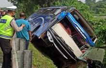 Bus Rombongan Pejabat Desa Hilang Kendali dan Nyaris Terguling di Tol Tangerang-Merak, 8 Orang Dilarikan ke RS