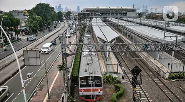 Rangkaian kereta listrik Commuter Line atau KRL saat melintas di Stasiun Jatinegara, Jakarta, Senin (2/1/2023). Pemerintah pusat melalui Kementerian Perhubungan (Kemenhub) berencana untuk menerapkan subsidi silang dalam tarif KRL Jabodetabek. Wacana ini dituturkan oleh Menhub Budi Karya Sumadi yang mengatakan tarif KRL akan disesuaikan supaya subsidi lebih tepat sasaran. (merdeka.com/Iqbal S Nugroho)
