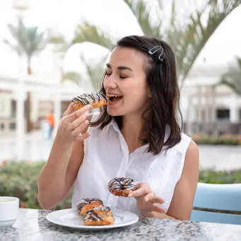 Mengonsumsi dessert di musim panas bisa meningkatkan mood selama seharian. (Foto/dok: Freepik/pvproductions)