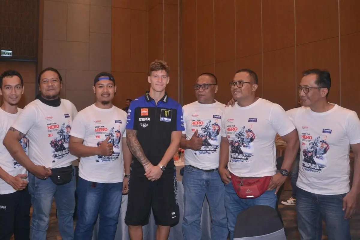Para Penggemar Berfoto Bersama Fabio Quartararo