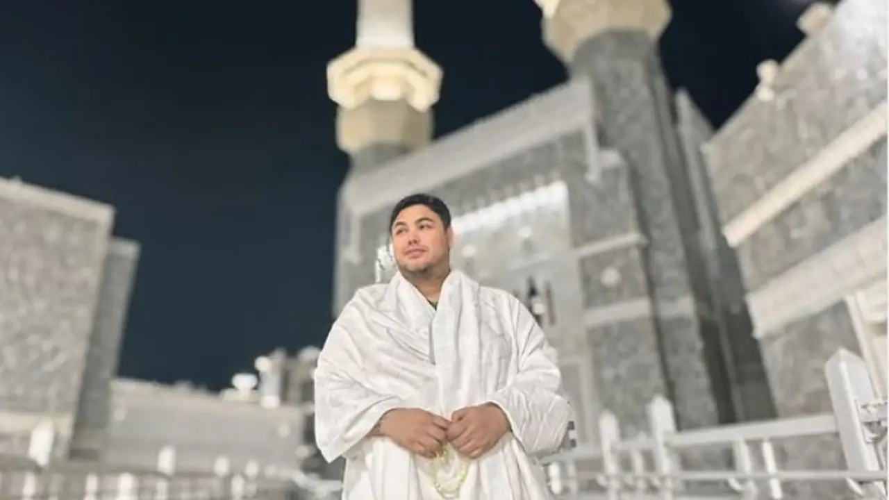 Visa Haji Furoda 2025 Ditiadakan, Ivan Gunawan Pamer Kartu Nusuk dan Sudah Berada di Mekkah