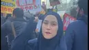 Perempuan kelahiran Jakarta 36 tahun silam itu akhirnya bergabung dan jalan keliling sambil menyuarakan aksinya. Ia ikut berjalan sekitar satu jam keliling kota. [Instagram/zaskiadyamecca]