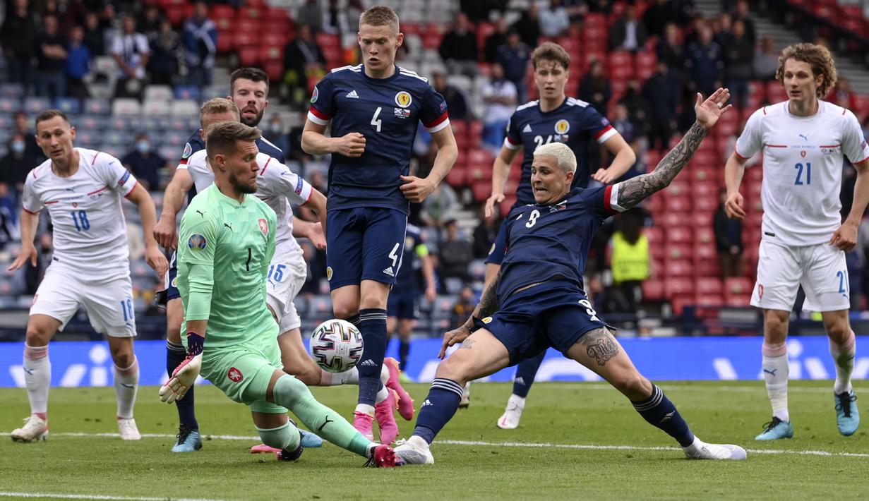 Skotlandia menguasai jalannya pertandingan dengan menciptakan 19 tembakan dan hanya empat yang mengenai sasaran sementara Republik Ceska hanya melepaskan 10 tembakan, namun tujuh di antaranya mengenai gawang dan dua menjadi gol. (Stu Forster, Pool via AP)