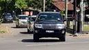 Kendaraan milik kedutaan yang membawa mantan Presiden AS, Barrack Obama keluar dari Pangkalan Udara Adi Sucipto, Yogyakarta, Rabu (28/6). Rencananya, Barack Obama akan berlibur mengunjungi candi Prambanan dan Borobudur. (LIputan6.com/Helmi Fithriansyah)