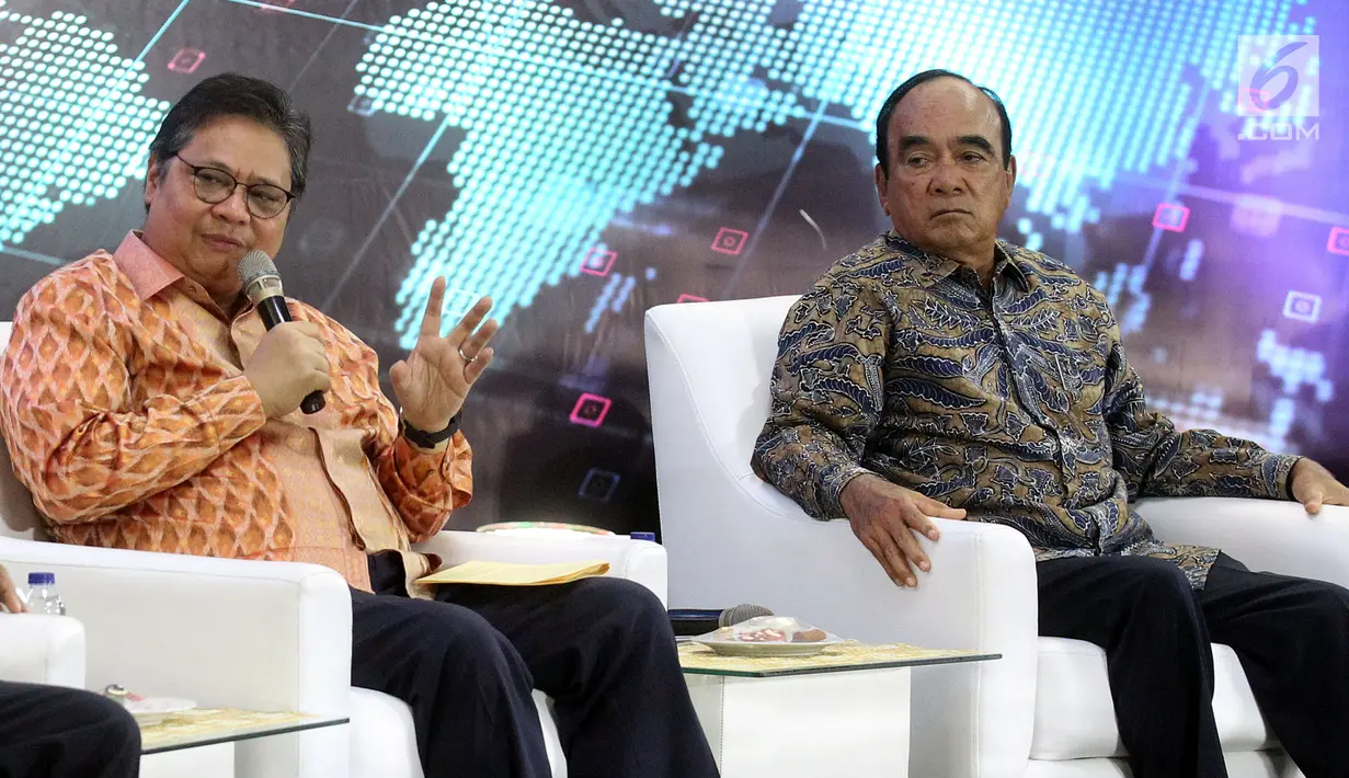 Ketua Umum Partai Golkar Airlangga Hartarto (kiri) didampingi Ketua Dewan Pertimbangan Partai NasDem Siswono Yudo Husodo memberikan paparan dalam acara Dialog Refleksi Akhir Masa Jabatan Anggota MPR, DPR, dan DPD RI di Kompleks Parlemen, Jakarta, Selasa (10/9/2019). (Liputan6.com/JohanTallo)