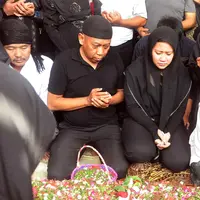 Tukul Arwana saat pemakaman istri tercintanya, Susiana (Deki Prayoga/Bintang.com)
