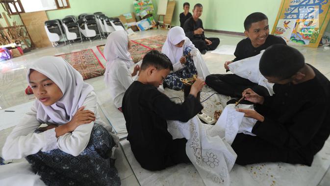 Murid SLB Mekar Sari 1 Cibinong saat mengikuti pelatihan membatik, Cibinong, Bogor, Jawa Barat, Rabu (18/9/2019). Ekstrakurikuler yang rutin dilaksanakan seminggu sekali ini untuk membekali para siswa keterampilan membatik. (merdeka.com/Arie Basuki)