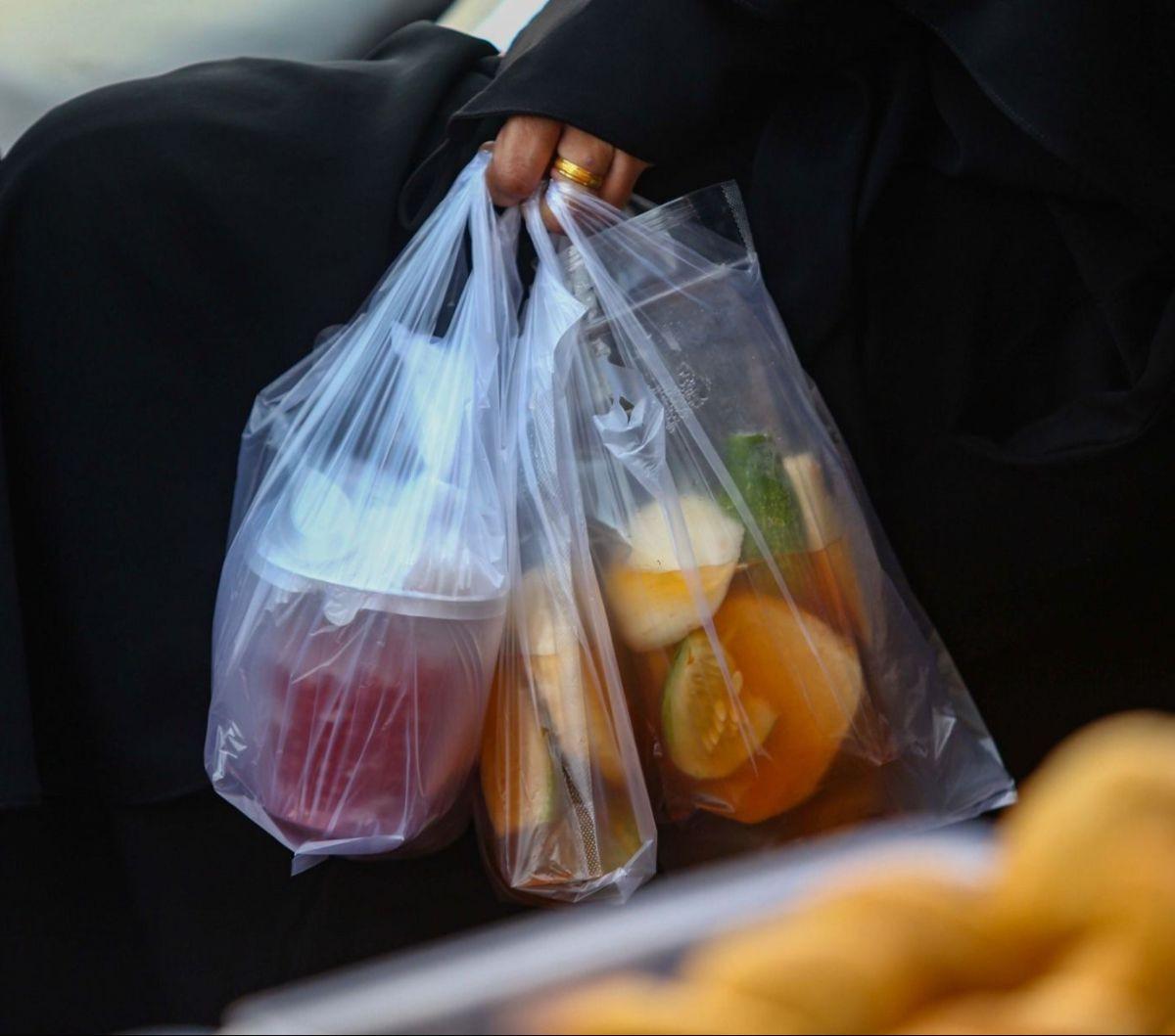Selain itu ada asinan buah dan juga bubur sumsum yang juga laris manis diserbu warga. Foto: Liputan6.com / Angga Yuniar