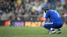 Real Madrid's goal keeper Iker Casillas crouches during Liga football match against Real Madrid at Santiago Bernabeu in Madrid on December 7, 2008. Sevilla won 4-3. AFP PHOTO/ PIERRE-PHILIPPE MARCOU