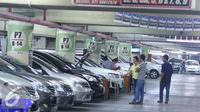 Sejumlah pengunjung melihat mobil bekas yang dijual di WTC Mangga Dua, Jakarta, Kamis (6/10). Pedagang mobil bekas di lokasi tersebut mengakui alami penurunan penjualan di bulan ini. (Liputan6.com/Angga Yuniar)