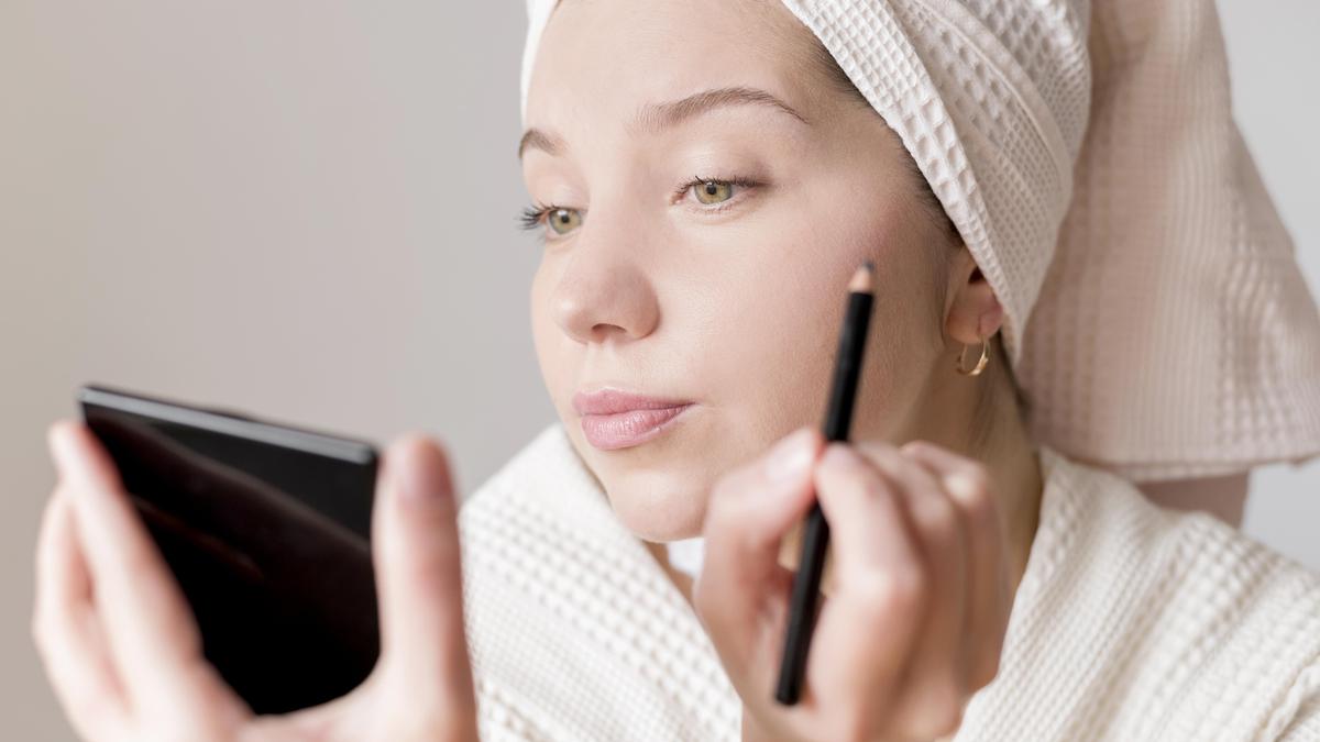 Kulit Berminyak Tak Lagi Jadi Masalah, Rahasia Base Makeup yang Awet dan Anti Geser