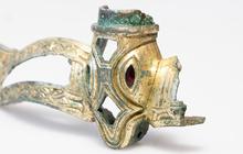 Pendetektor Metal Temukan Pecahan Helm dari Sebelum Zaman Viking, Bersepuh Emas dan Dihias Batu Mulia