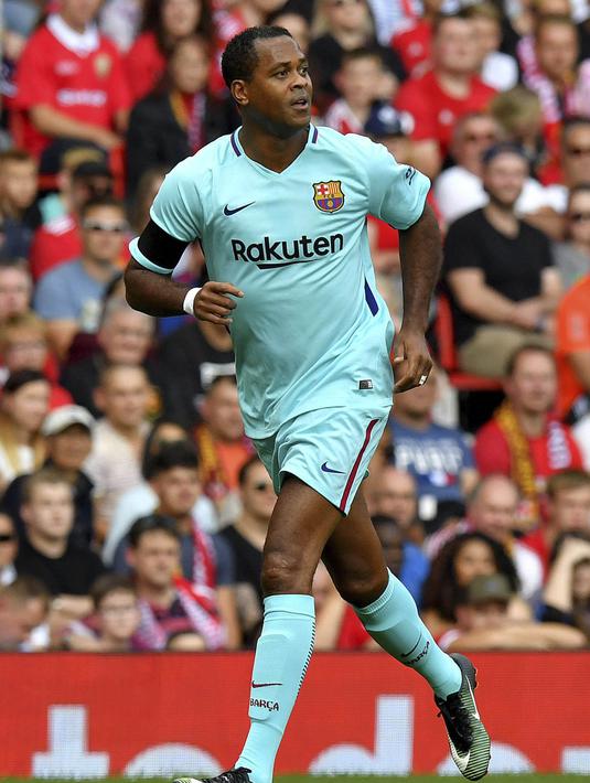 Legenda Barcelona, Patrick Kluivert, saat bertanding melawan legenda Manchester United di Stadion Old Trafford, Sabtu (2/9/2017). Pertandingan tersebut merupakan laga amal. (AP/Dave Howarth)