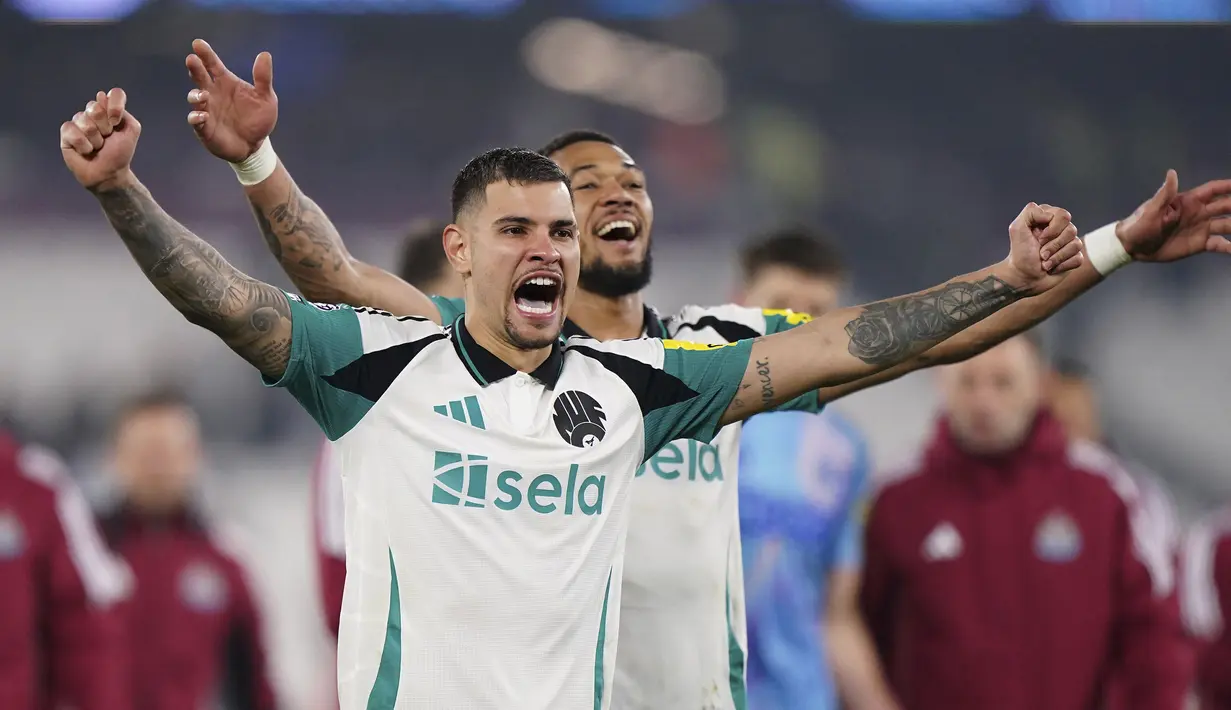 Pemain Newcastle, Bruno Guimaraes merayakan kemenangan timnya atas West Ham dalam laga lanjutan Liga Inggris 2024/2025 di London Stadium, London, Inggris, Selasa (11/03/2025) dini hari WIB. (AP Photo/PA/Zac Goodwin)