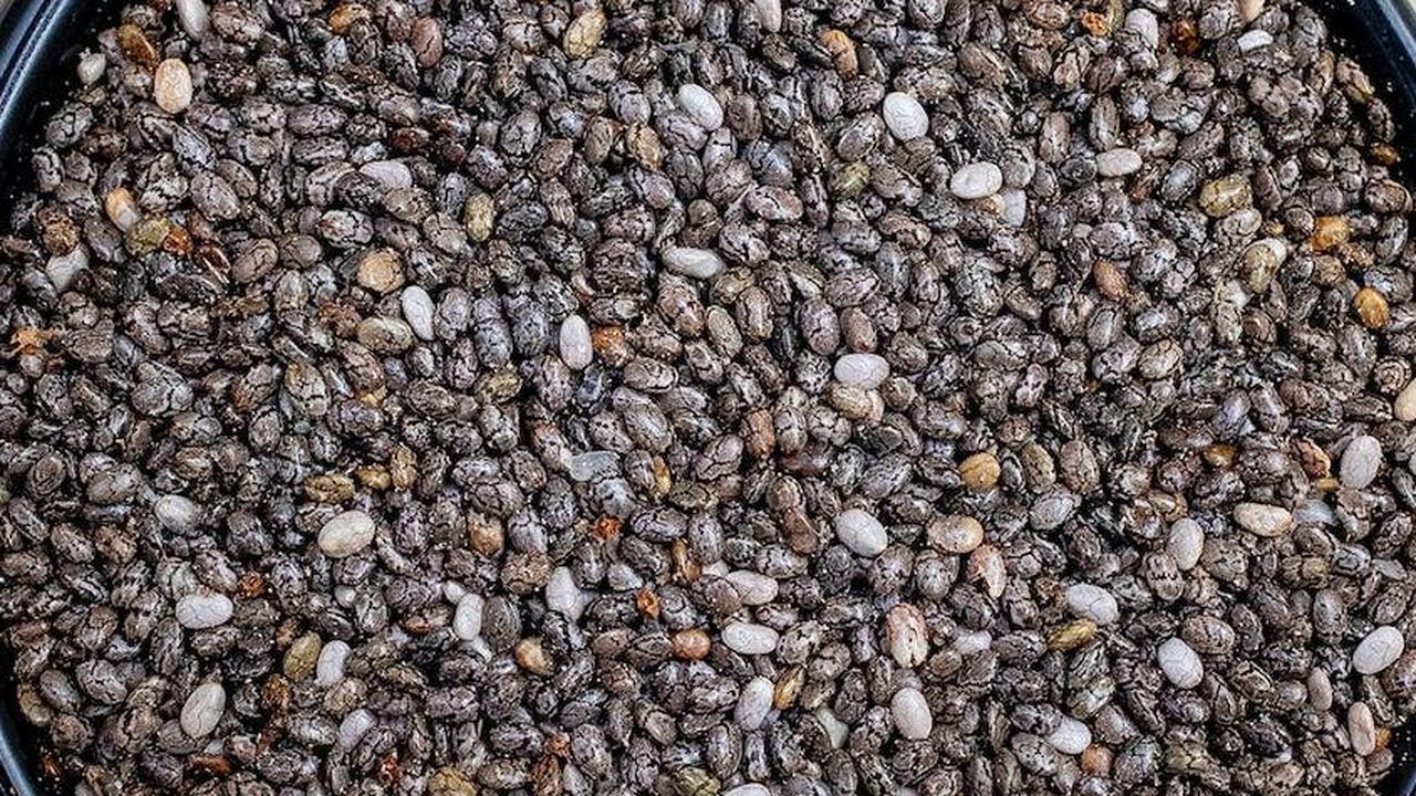 Dengan mengintegrasikan chia seed ke dalam diet seimbang Anda, Anda dapat merasakan manfaat kesehatannya yang luar biasa. Jadi, jangan ragu untuk mencoba biji-bijian kecil yang satu ini dan nikmati manfaatnya bagi kesehatan tubuh Anda.