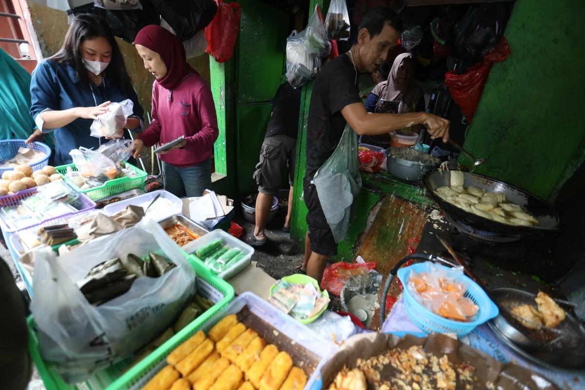 FOTO: Ramai Warga Kwitang Berburu Takjil di Hari Keenam Ramadan 1447 H