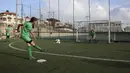 Seorang pemain tim putri klub sepak bola Beit Umar Palestina menembak bola saat mengikuti sesi latihan di desa Beit Umar utara kota Hebron, Tepi Barat (2/101/2021). (AFP/Hazem Bader)