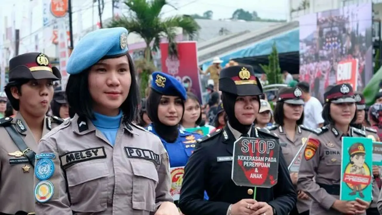 Polwan Polda Sulut ikut ambil bagian dalam devile pada event TIFF 2022.