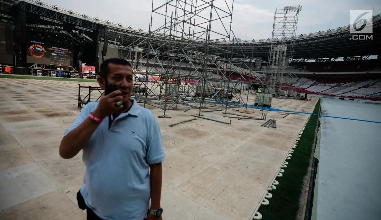 Pekerja mengecek pembuatan panggung konser Guns N' Roses ‘Not In This Time Lifetime Tour’ di Stadion GBK, Jakarta, Selasa (6/11).  Guns N Roses akan konser pada Kamis (8/11/2018). (Liputan6.com/Faizal Fanani)