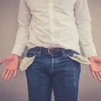 Banyak anak-anak muda yang memiliki finansial tak sehat. Kenapa? | via: slate.com