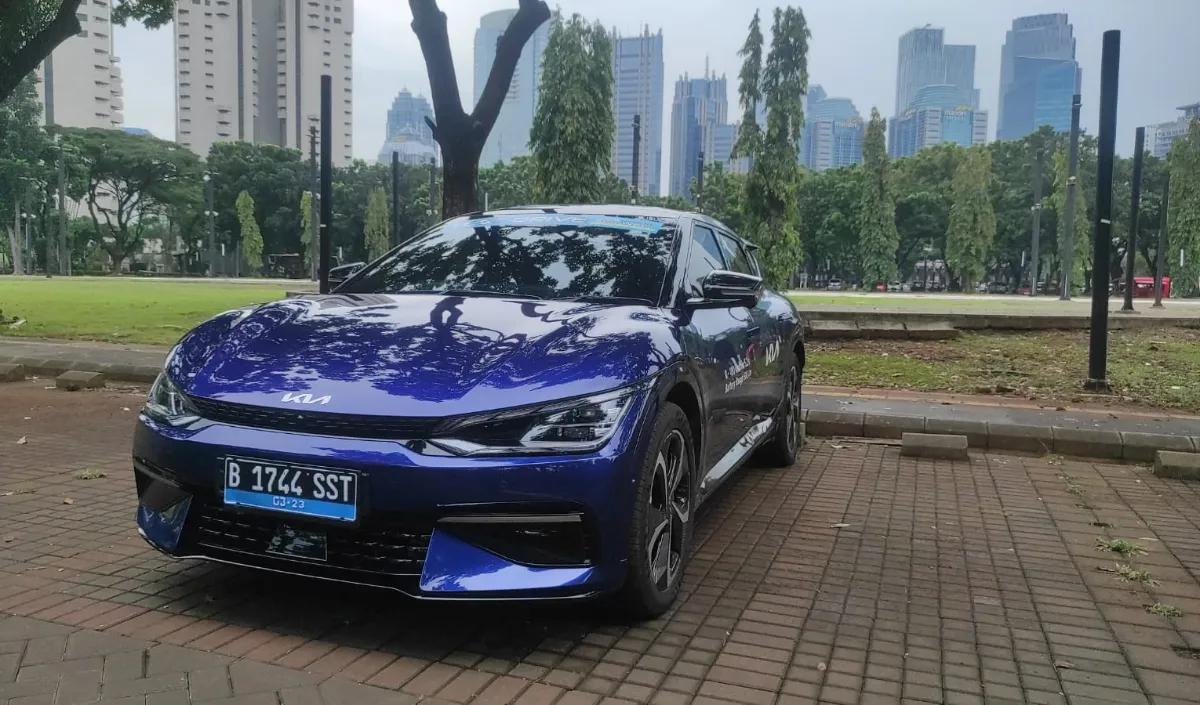 Dilansir Carscoops, jika dilihat secara seksama, dapat diketahui paling kiri adalah Kia EV6 yang sudah dipasarkan. Di sebelahnya terlihat<br>siluet crossover dengan LED vertical di depan.