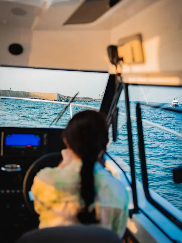 Prilly Latuconsina dan Yacht Mewahnya