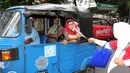 Seorang pengguna jalan mendapat bunga saat aksi simpatik BPOM RI , Jakarta, Senin (1/6/2015). Kampaye ini dalam dukungan Gerakan Nasional Waspada Obat dan Makanan ilegal. (Liputan6.com/Helmi Afandi)