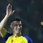 Wajah semringah Cristiano Ronaldo ketika resmi diperkenalkan sebagai pemain baru klub Arab Saudi, Al-Nassr, Selasa (3/1/2023) malam waktu setempat. (AP Photo/Amr Nabil)